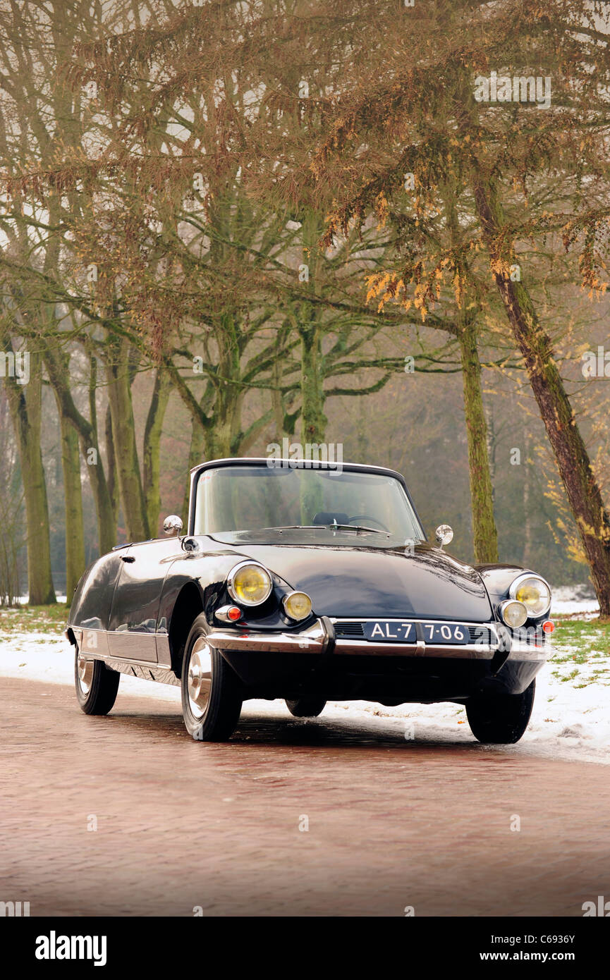 : 1964 Citroën DS 19 Décapotable convertable Stock Photo - Alamy