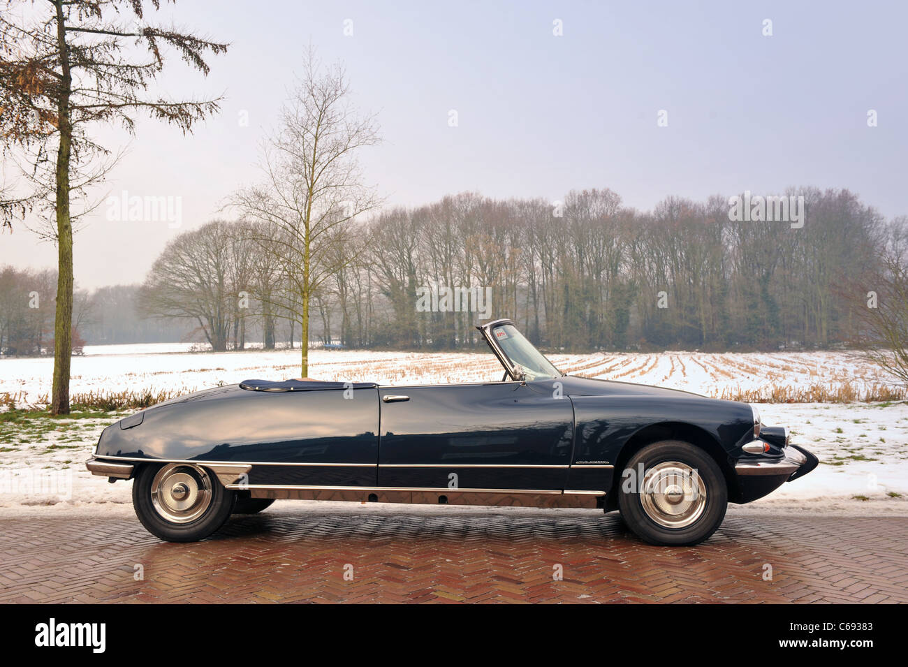 : 1964 Citroën DS 19 Décapotable convertable Stock Photo - Alamy