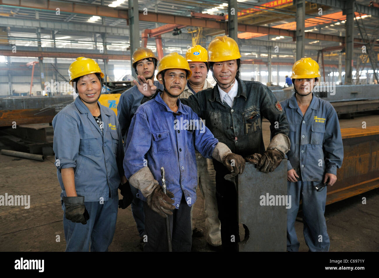 Hangzhou, Zhejiang Province, China. Steelworkers in fabrication shed of the giant Triumpher steel construction works Stock Photo