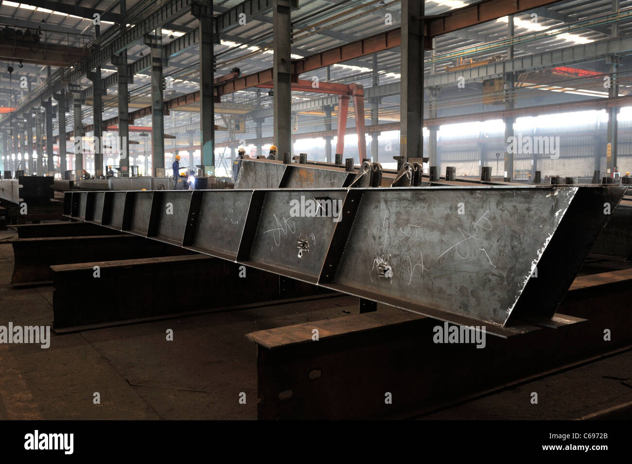 Hangzhou, Zhejiang, China. Large steel girders struts inside one of the massive fabrication sheds of Triumpher steel works Stock Photo