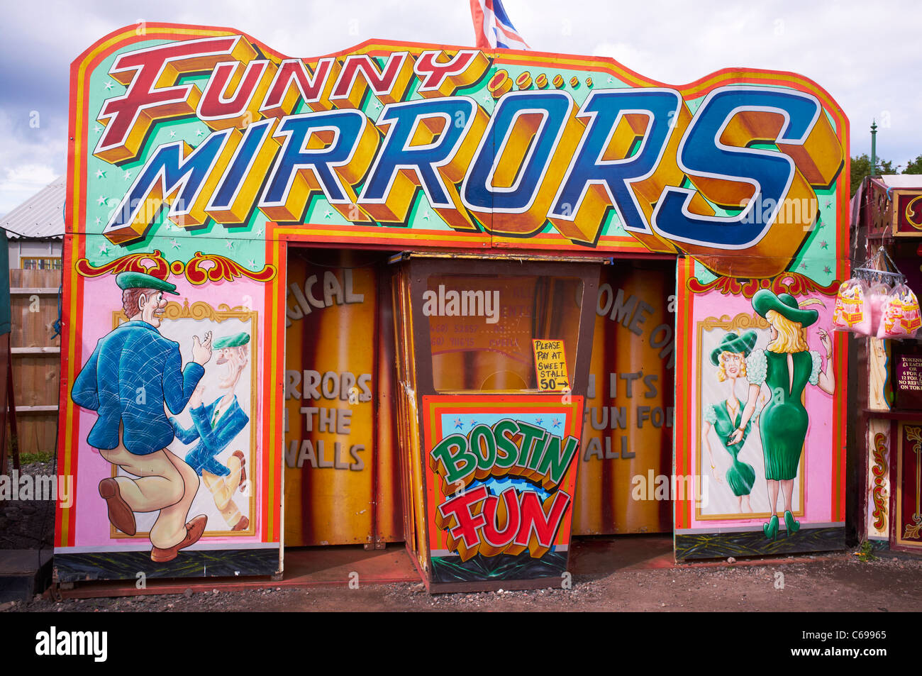 Funfair mirrors hi-res stock photography and images - Alamy