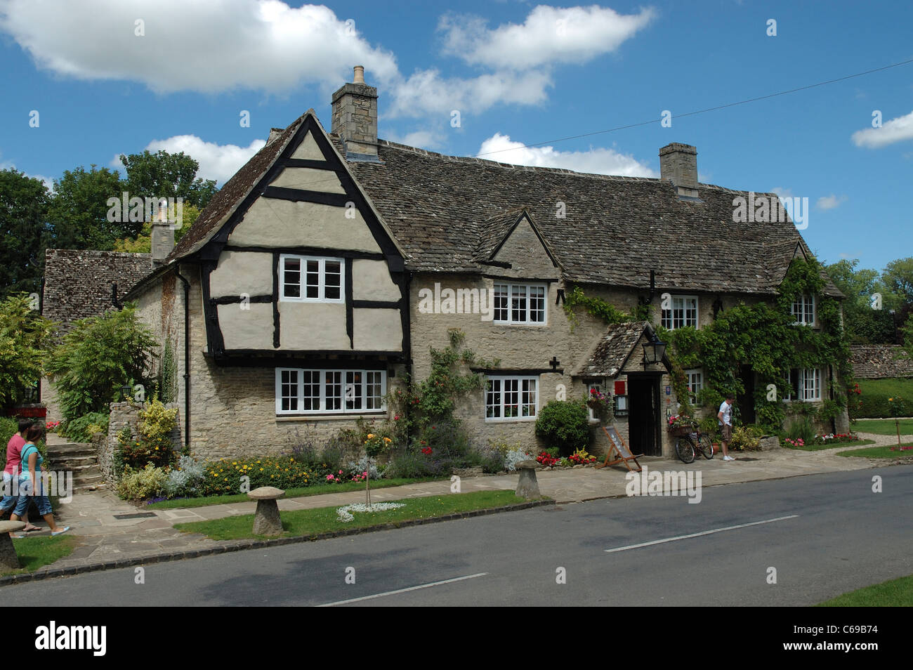 Swan inn hi-res stock photography and images - Alamy