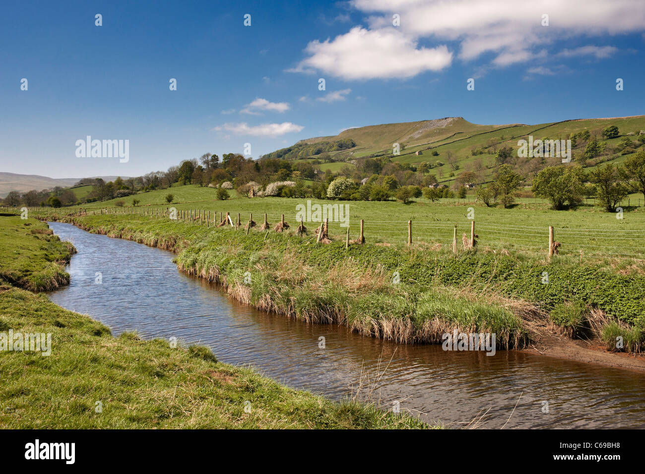River Bain,  with Wether Fell in the background. From the footpath that leads from Bainbridge to Semer Water, Wensleydale Stock Photo