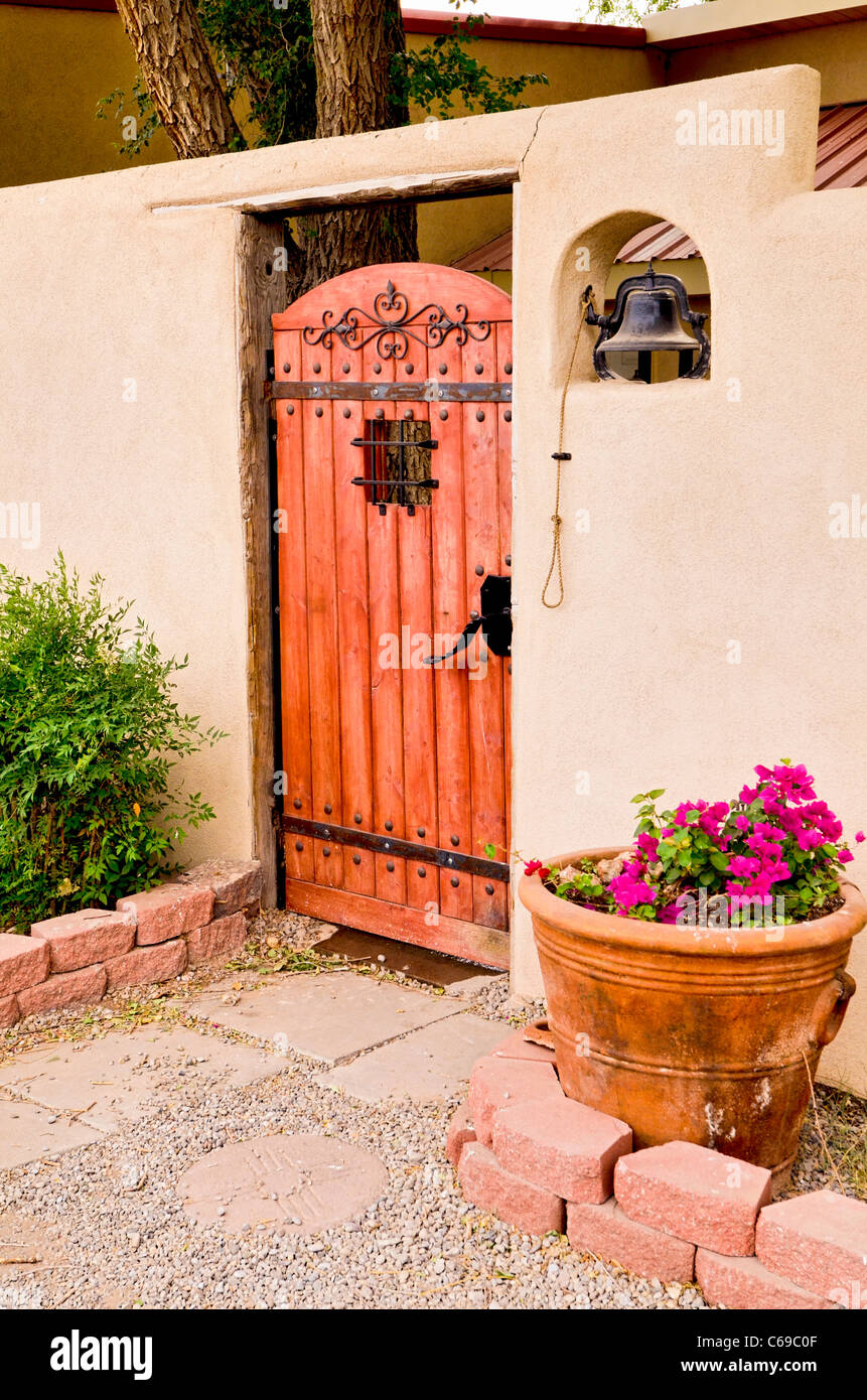 Spanish courtyard hires stock photography and images Alamy