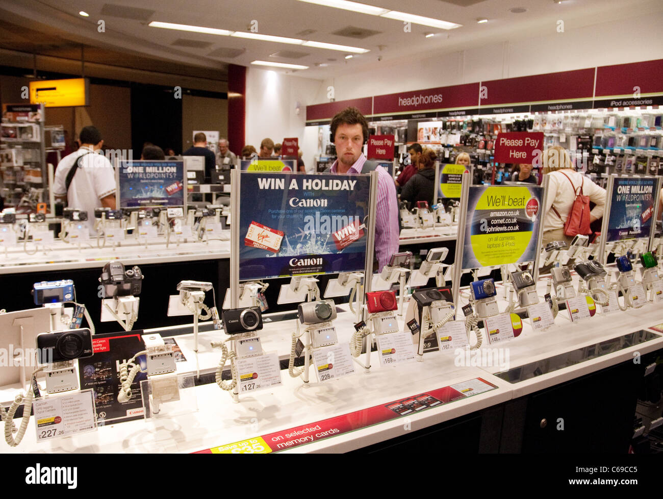 People shopping for digital cameras, Dixons duty free shop, terminal 3, Heathrow airport London UK Stock Photo