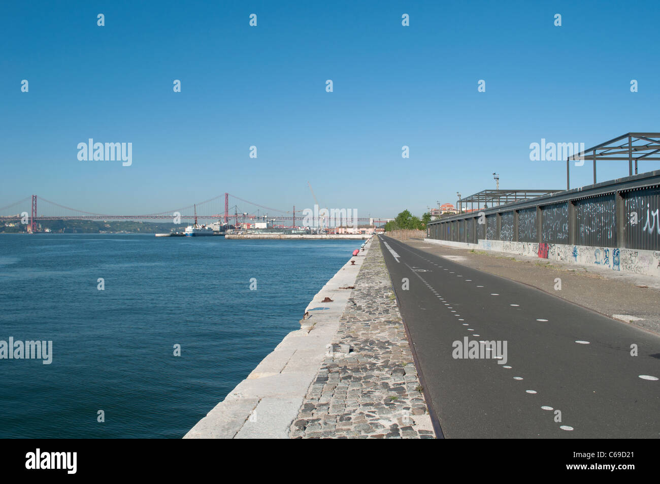 Portugal lisboa river bike tagus hi-res stock photography and images ...