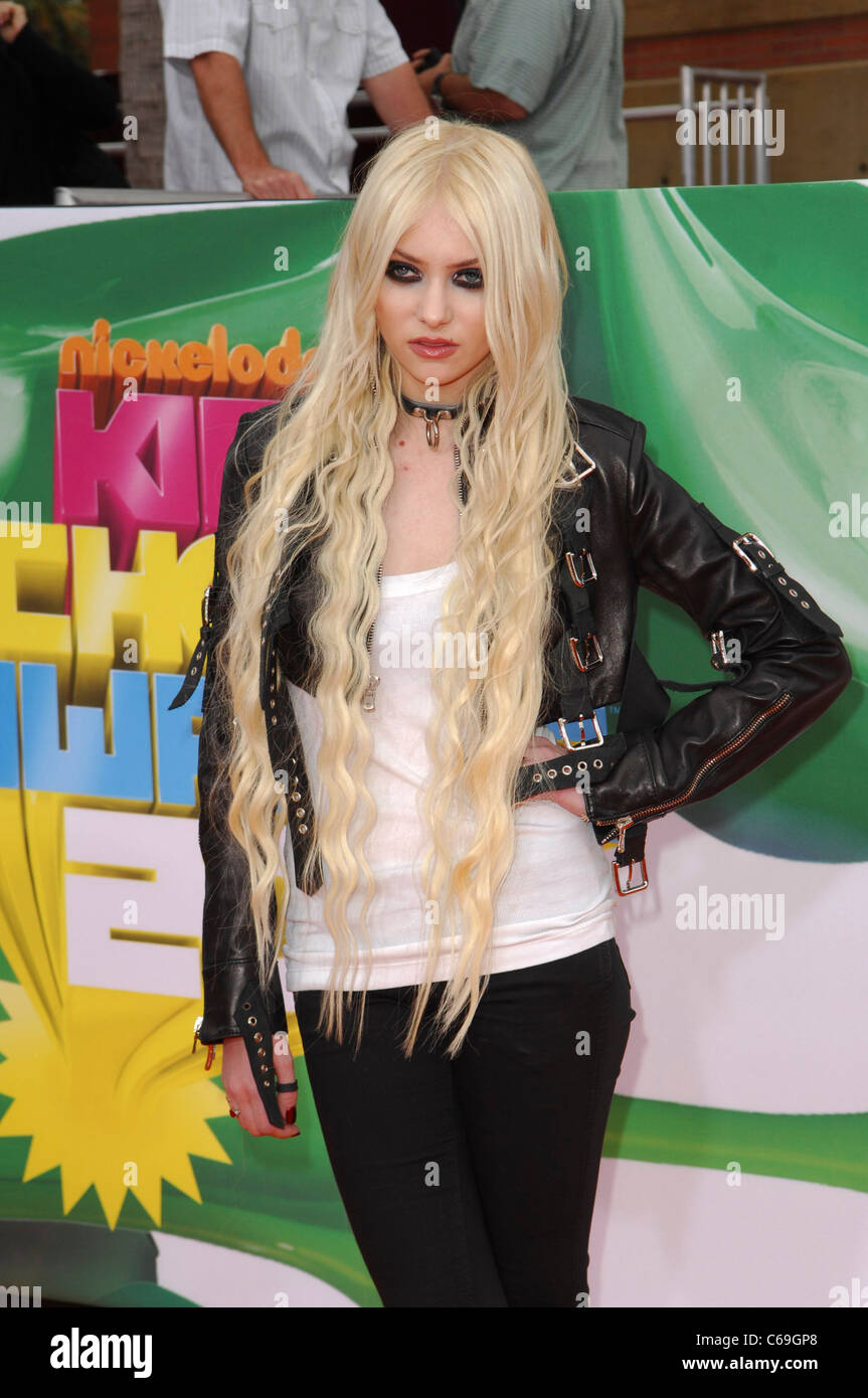 Taylor Momsen at arrivals for NICKELODEON'S 24th Annual Kids' Choice Awards - Arrivals, USC's Galen Center, Los Angeles, CA April 2, 2011. Photo By: Elizabeth Goodenough/Everett Collection Stock Photo