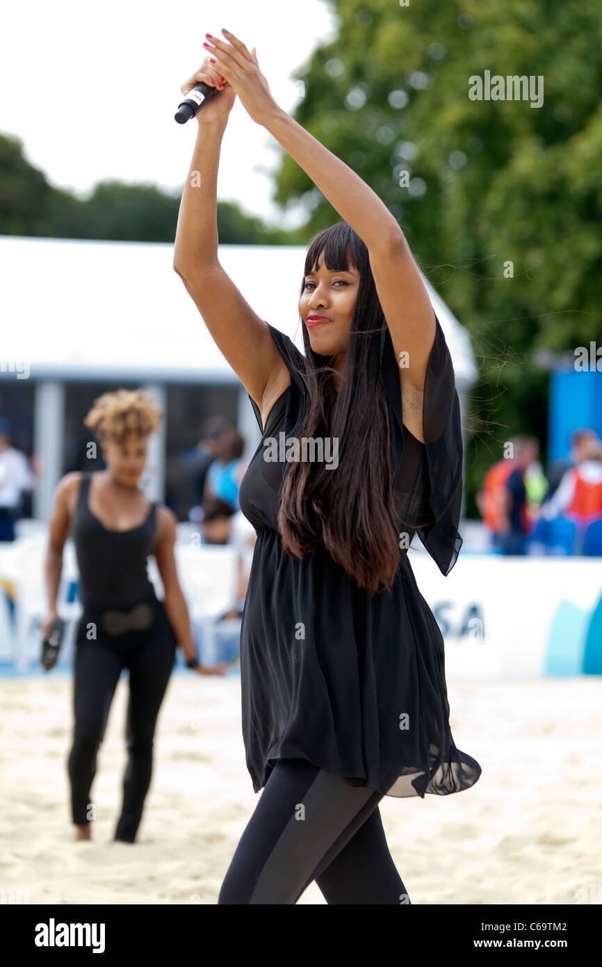 VV Brown performing at the Visa FIVB women’s Beach Volleyball International, London, UK. Stock Photo