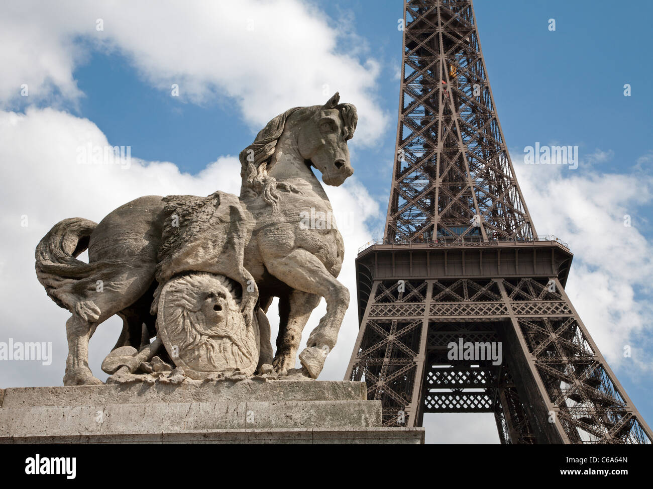 Horse statue and eiffel tower hires stock photography and images Alamy