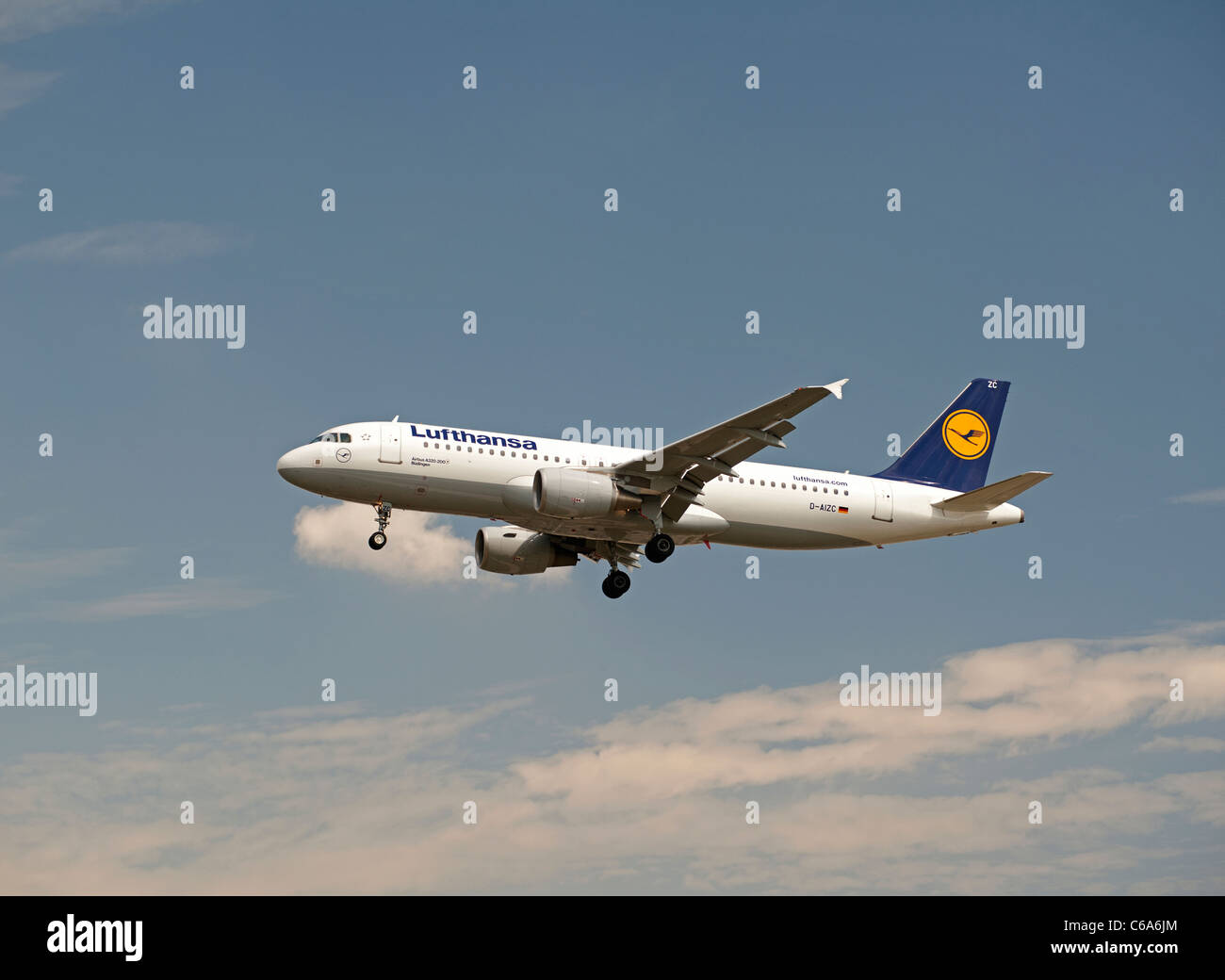 Lufthansa Airbus 320-200 Airliner approaching London Heathrow Airport LHR.  SCO 7568 Stock Photo