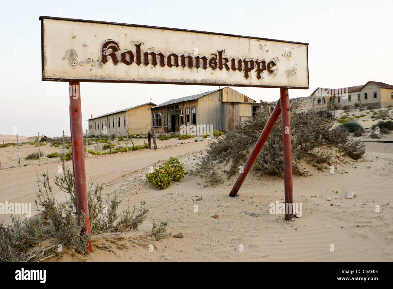 Abandoned diamond mining town of Kolmanskop (Kolmannskuppe), Namibia ...