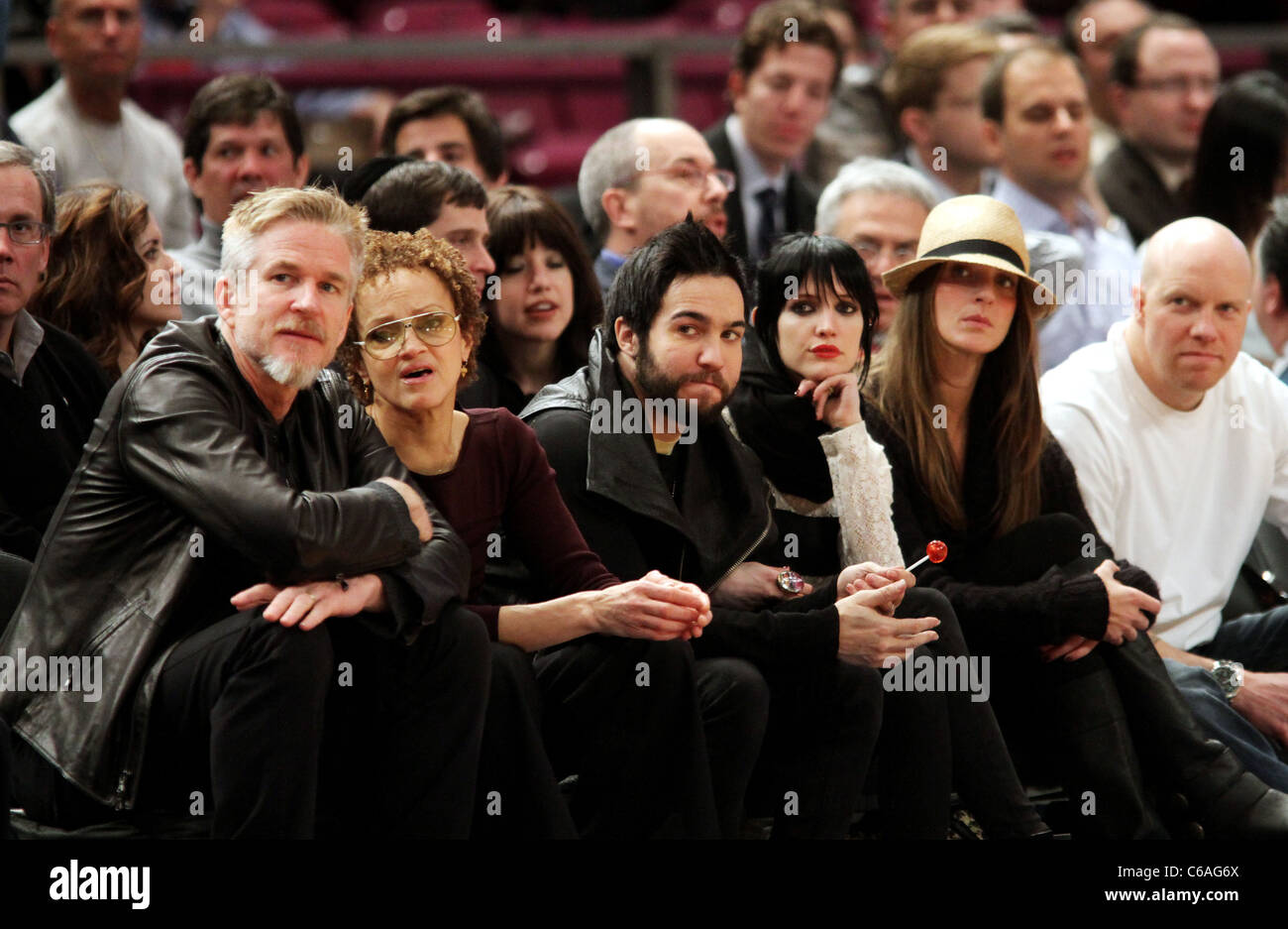 Matthew Modine, Cari Modine, Pete Wentz and Ashley Simpson attend the game between the Washington Wizards and the New York Stock Photo