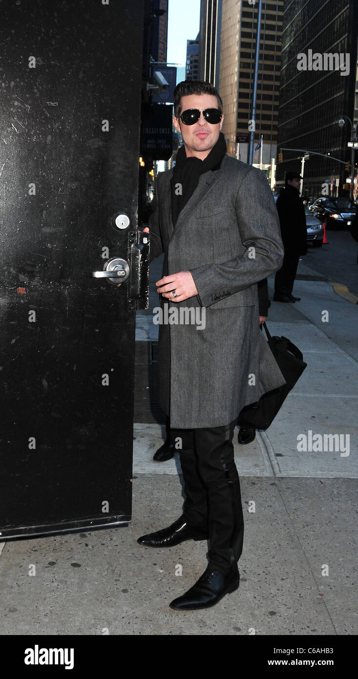 robin-thicke-outside-the-ed-sullivan-theater-for-the-late-show-with