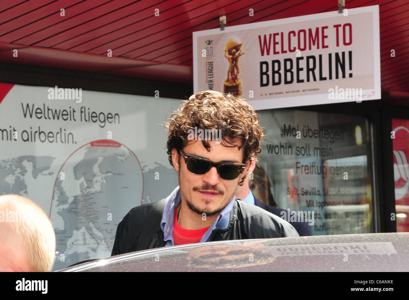Orlando Bloom, the new face of Hugo Boss, arriving at Tegel Airport on a  Lufthansa flight from London Heathrow. Berlin, Germany Stock Photo - Alamy