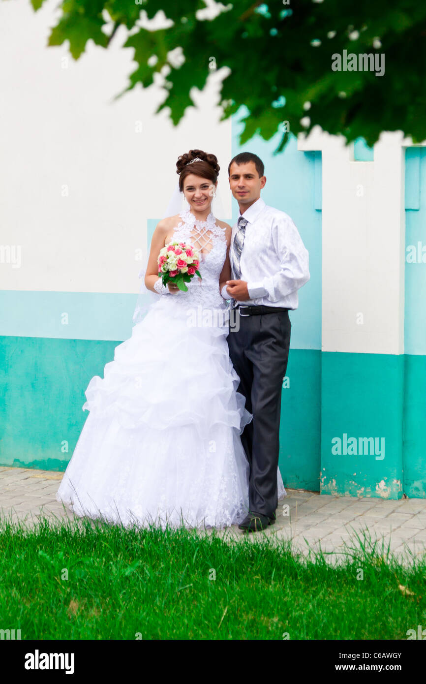 Happy smiling bride and groom Stock Photo - Alamy