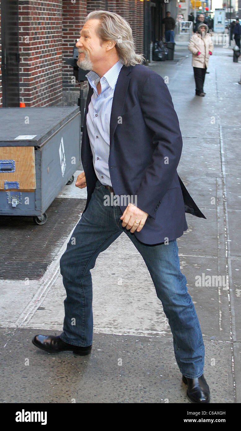 Jeff Bridges Outside The Ed Sullivan Theater For The Late Show With Stock Photo Alamy
