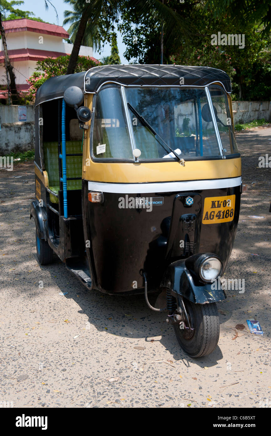 Auto Rickshaws or Tuk Tuks near the Chinese Fishing Nets in Fort Cochin, Kochi, India Stock Photo
