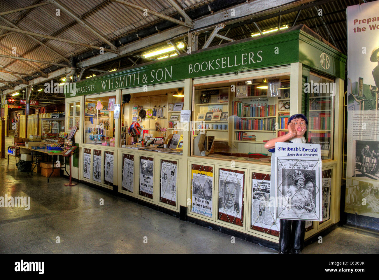 W h smith kiosk hi-res stock photography and images - Alamy