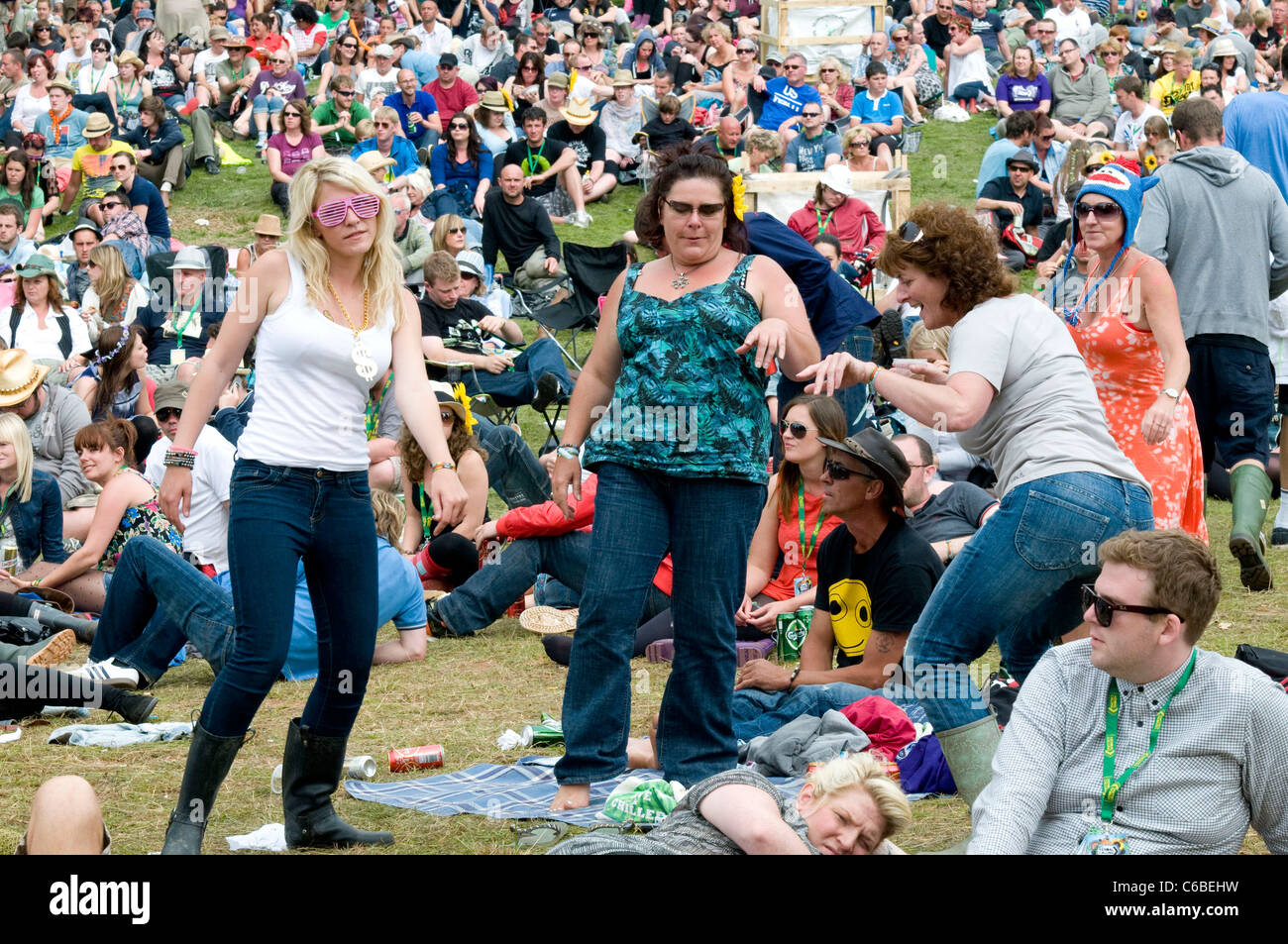 Girls dancing at music festival hi-res stock photography and images - Alamy