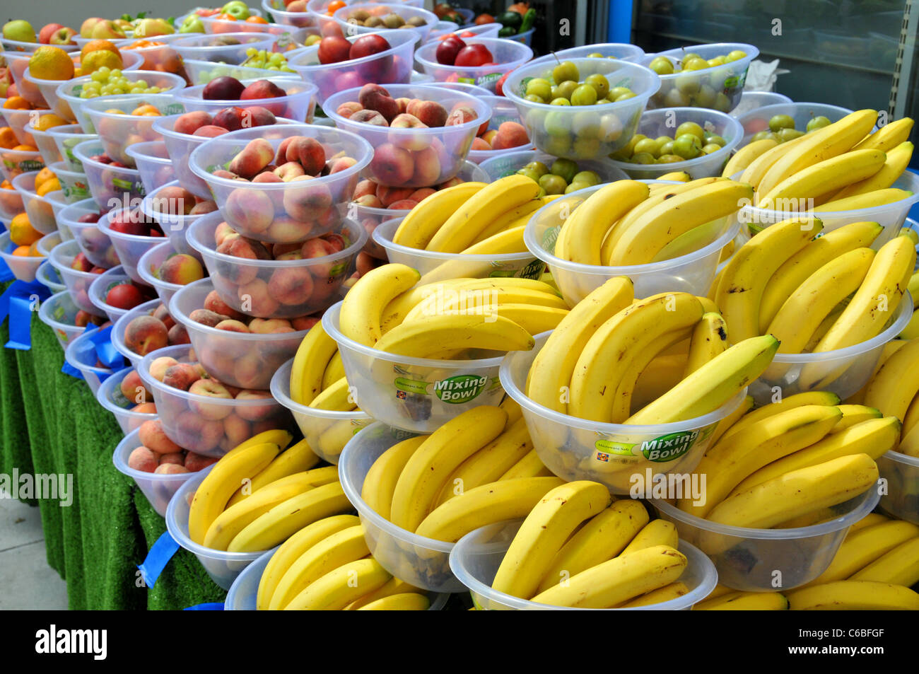 fruit street market London pound a bowl £1 a bowl fruit Stock Photo Alamy