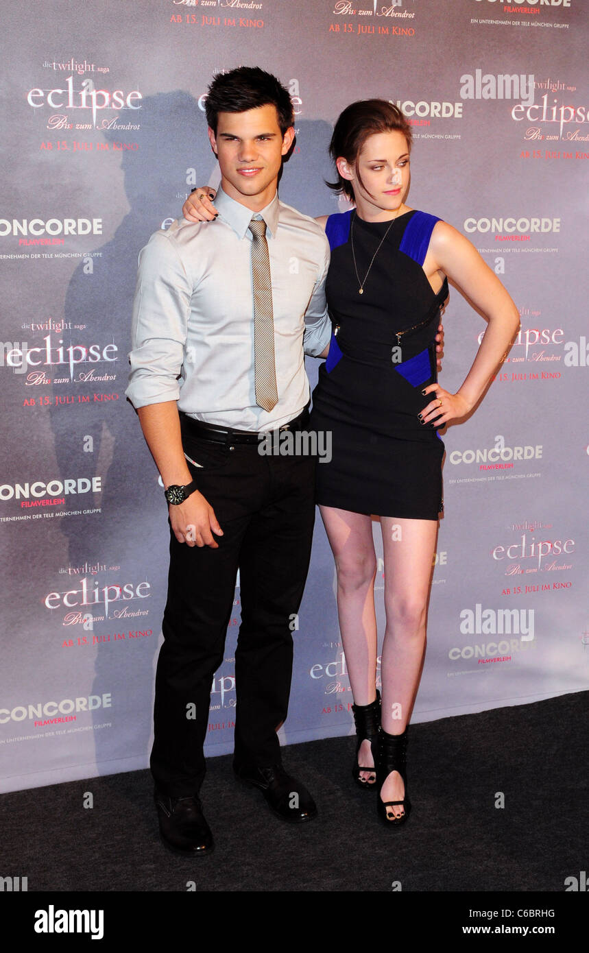 Taylor Lautner Kristen Stewart At A Photocall For The Movie The Twilight Saga Eclipse Biss Zum Abendrot At Regent Hotel Stock Photo Alamy