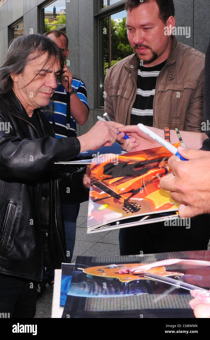 Malcolm Young of AC DC signing autographs in front of Regent Hotel ...