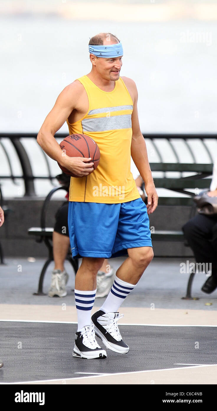 Woody Harrelson plays basketball on the set of the new film &#39;Friends with  Benefits&#39; New York City, USA - 28.07.10 Stock Photo - Alamy