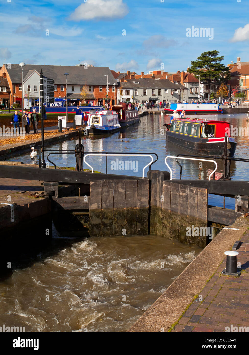 Lock and narrowboats on the Stratford-upon-Avon Canal in Stratford town centre Warwickshire West Midlands England UK Stock Photo