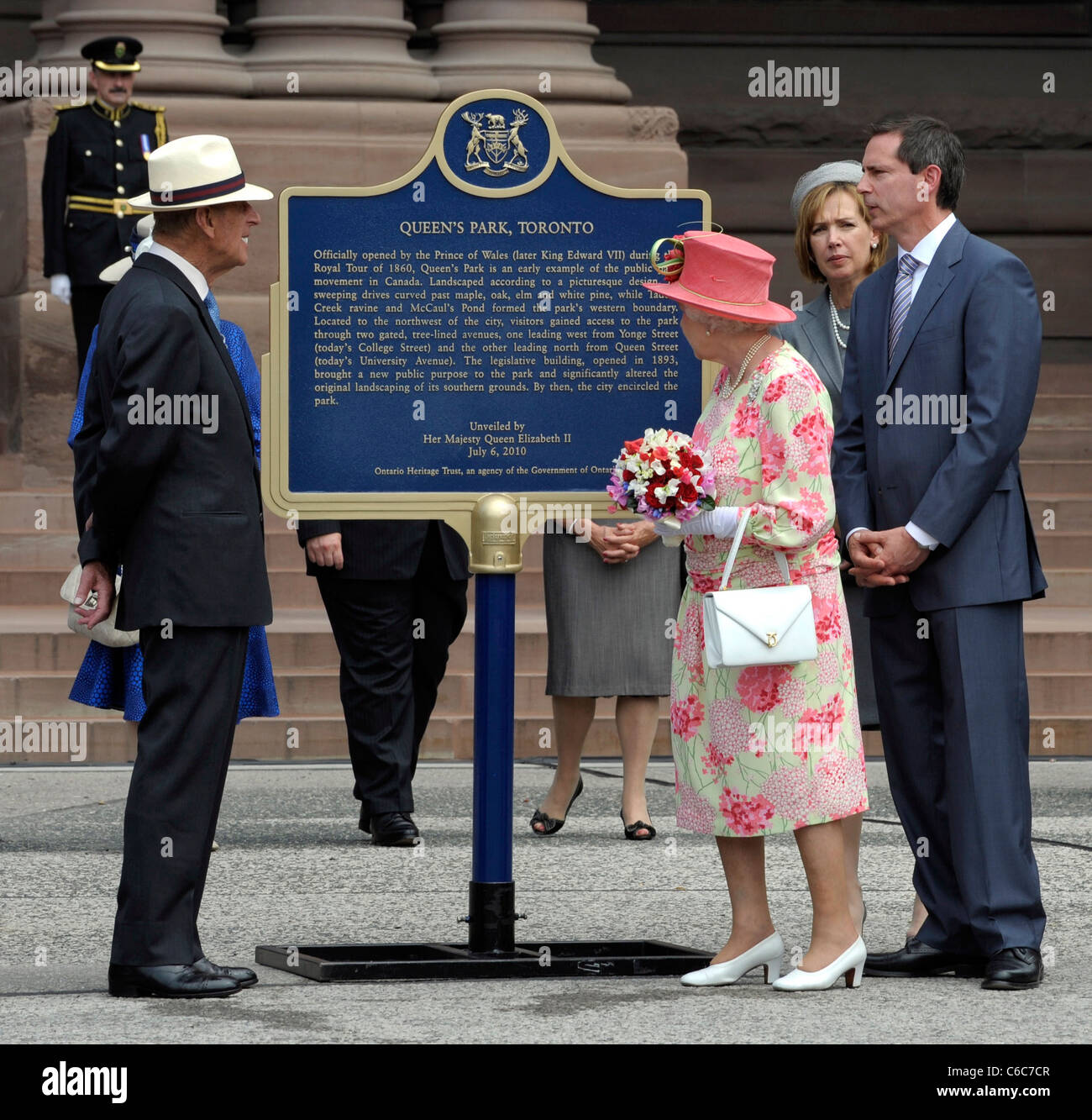 Prince Philip, Duke of Edinburgh, Queen Elizabeth II and Ontario Premier Dalton McGuinty Queen Elizabeth II unveiling a Stock Photo