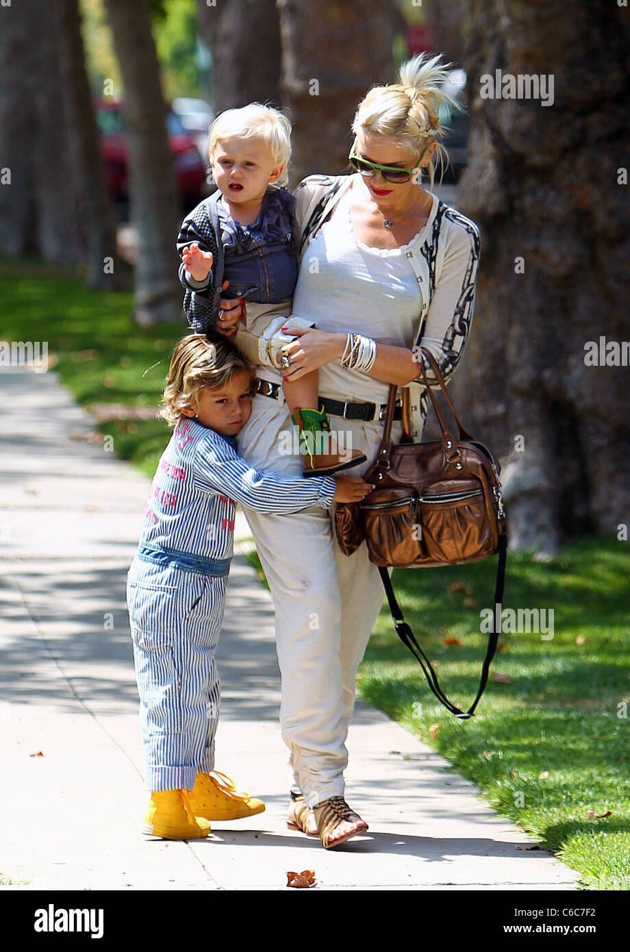Nick jonas green clearance converse