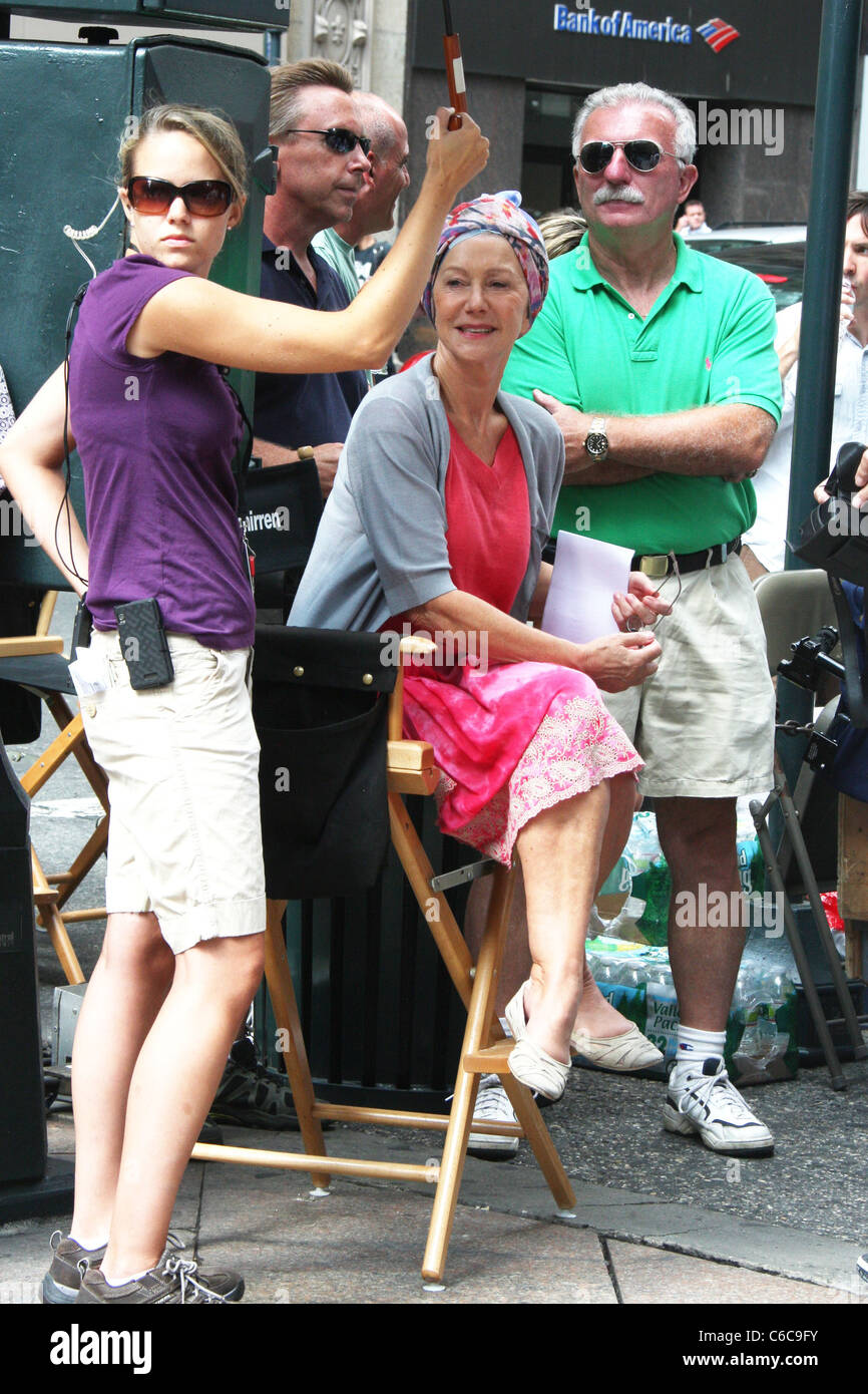 Helen Mirren on the set of the new film 'Arthur' New York City, USA - 03.08.10 Anthony Dixon Stock Photo