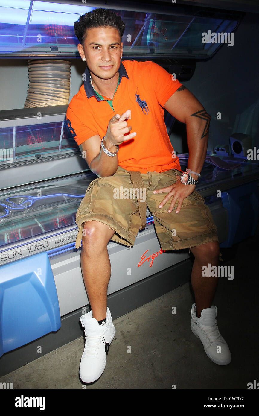 Jersey Shore' star Paul 'Pauly D' Delvecchio gets a dedicated tanning bed  at Sunset Tan Las Vegas inside of Palms Place Hotel Stock Photo - Alamy