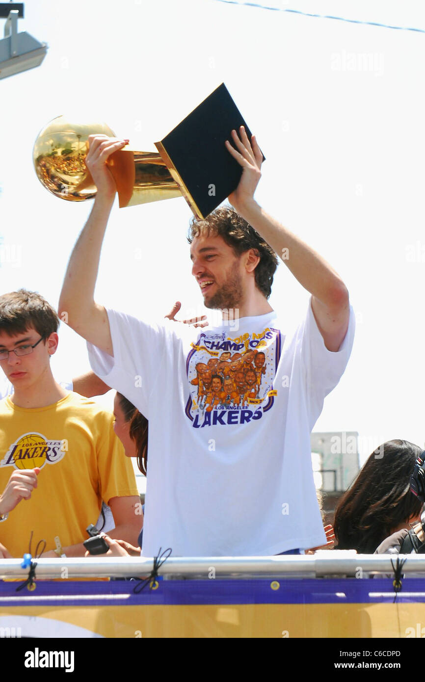 In 2001 after winning the NBA Finals, Kobe is handed the Larry O'Brien  trophy whilst sat in the locker room showers. An iconic photo is born. :  r/nba