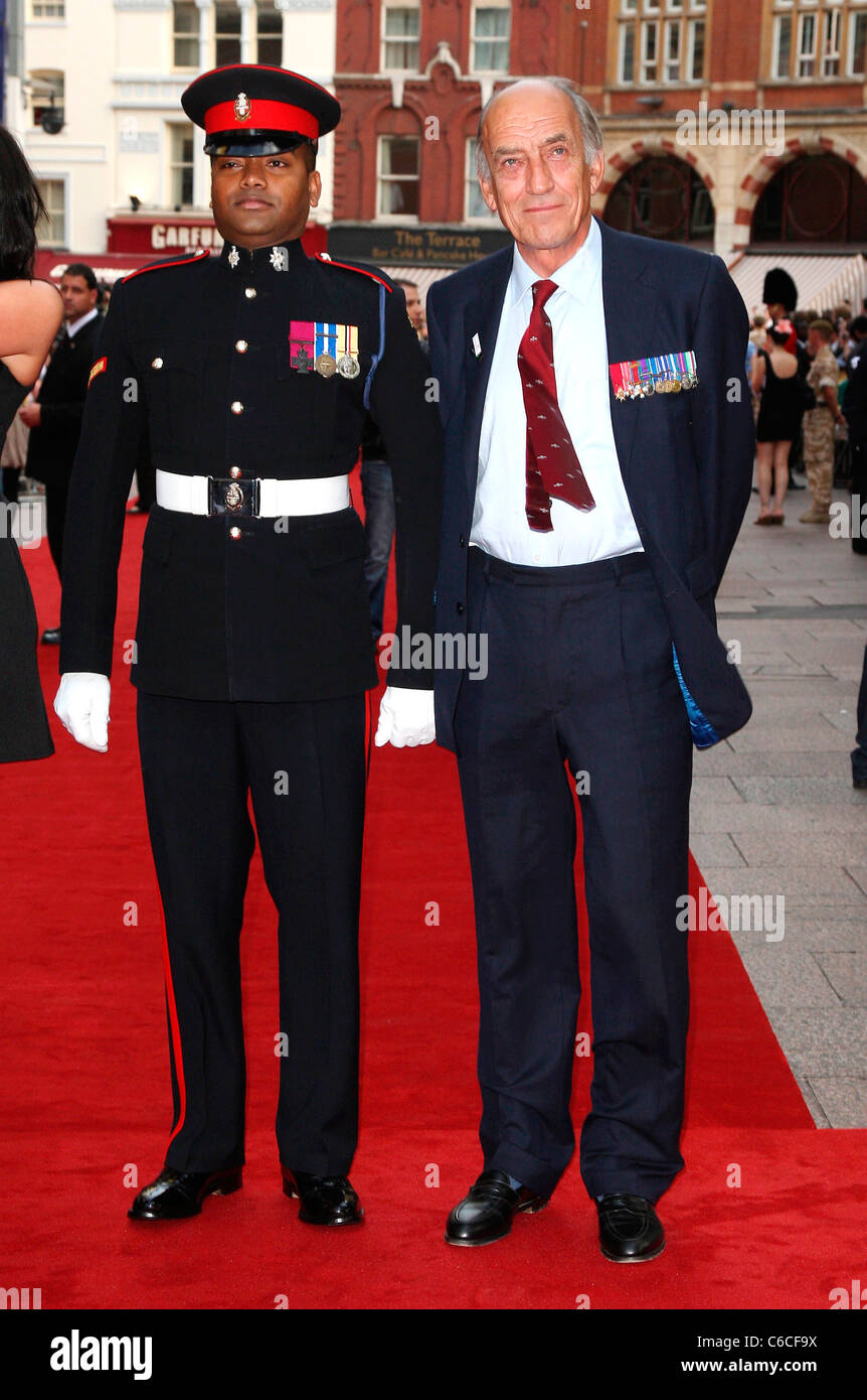 General Sir Mike Jackson and Lance Corporal Johnson Beharry 'The Expendables' - UK film premiere held at the Odeon Leicester Stock Photo