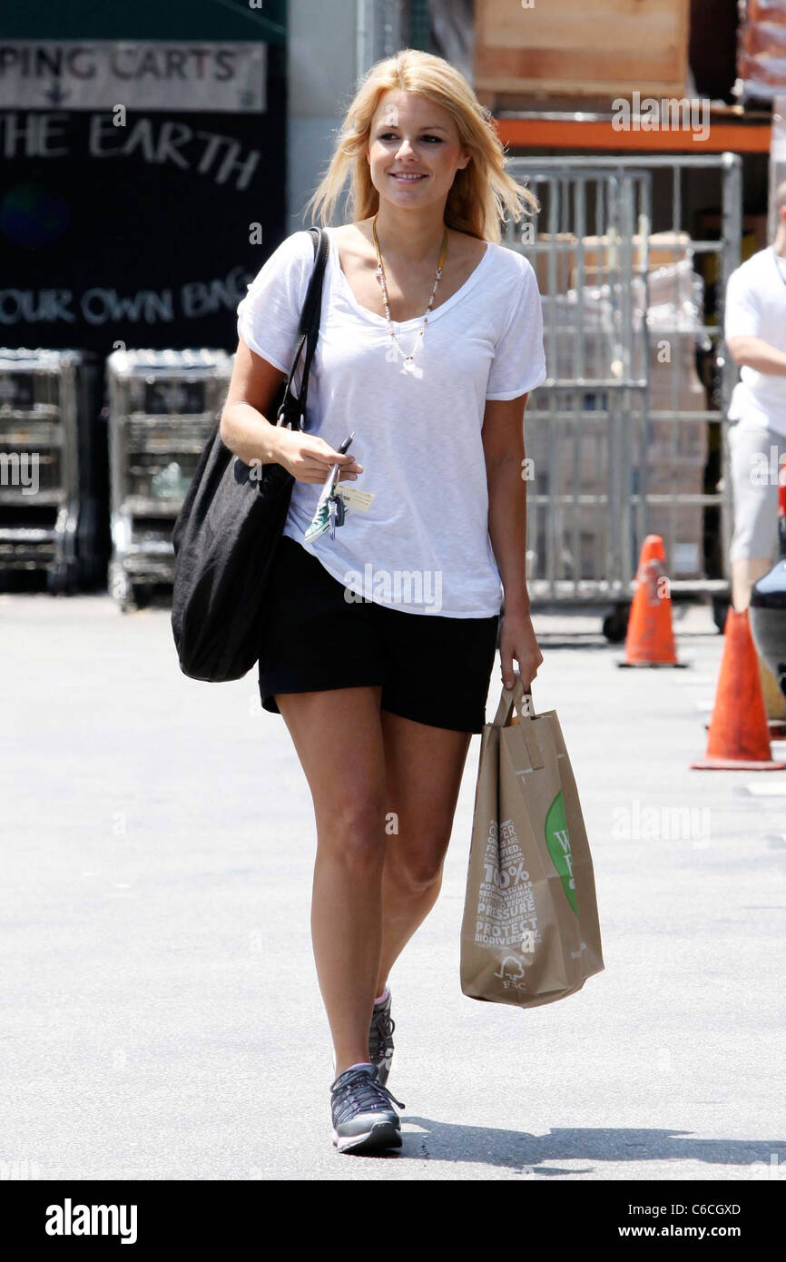 Ali Fedotowsky seen grocery shopping at Whole Foods. Los Angeles