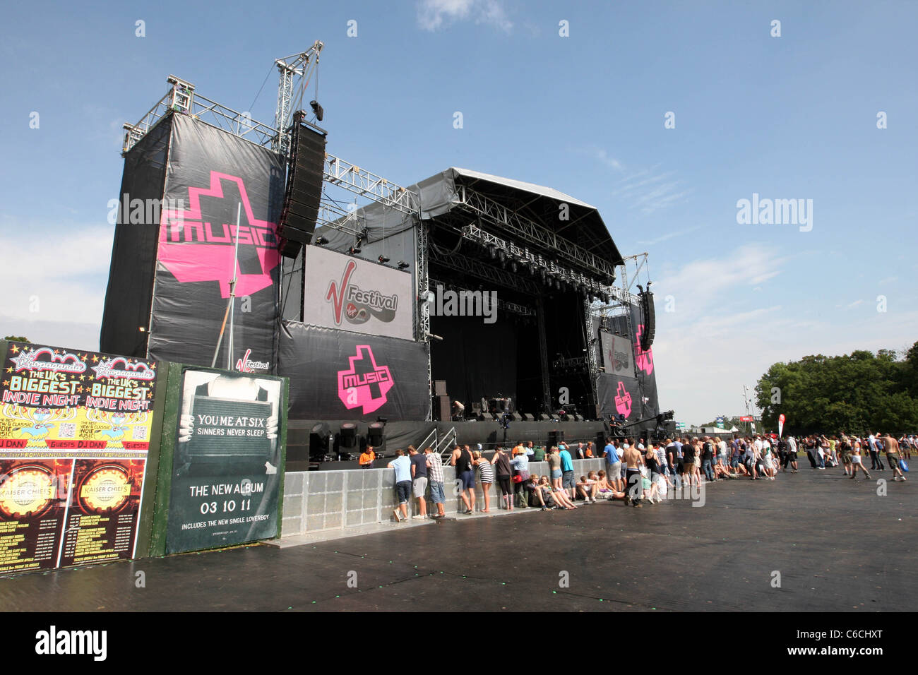 Empty concert stage big speakers hi-res stock photography and images ...
