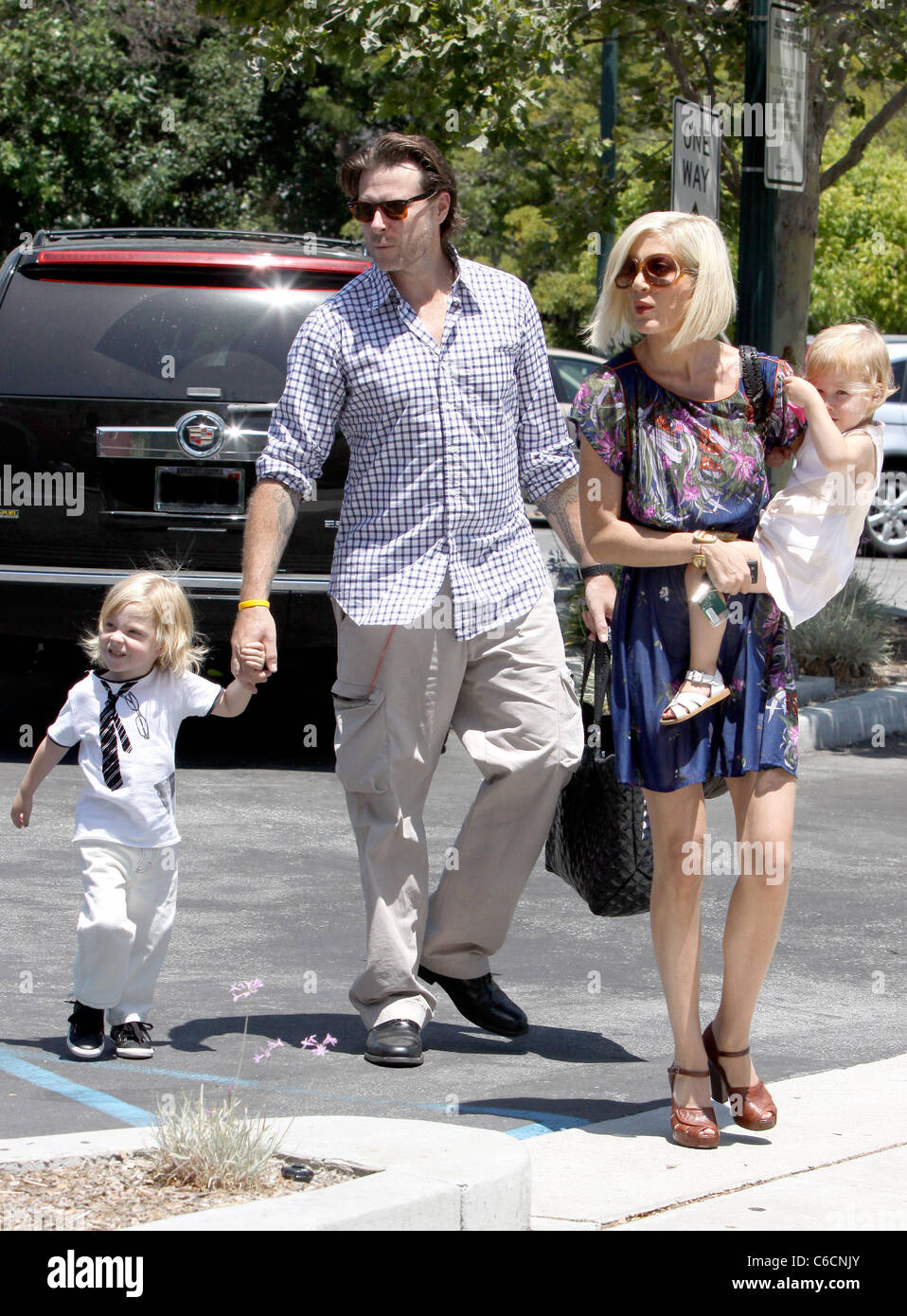 Liam McDermott, Dean McDermott, Tori Spelling and Stella McDermott Tori