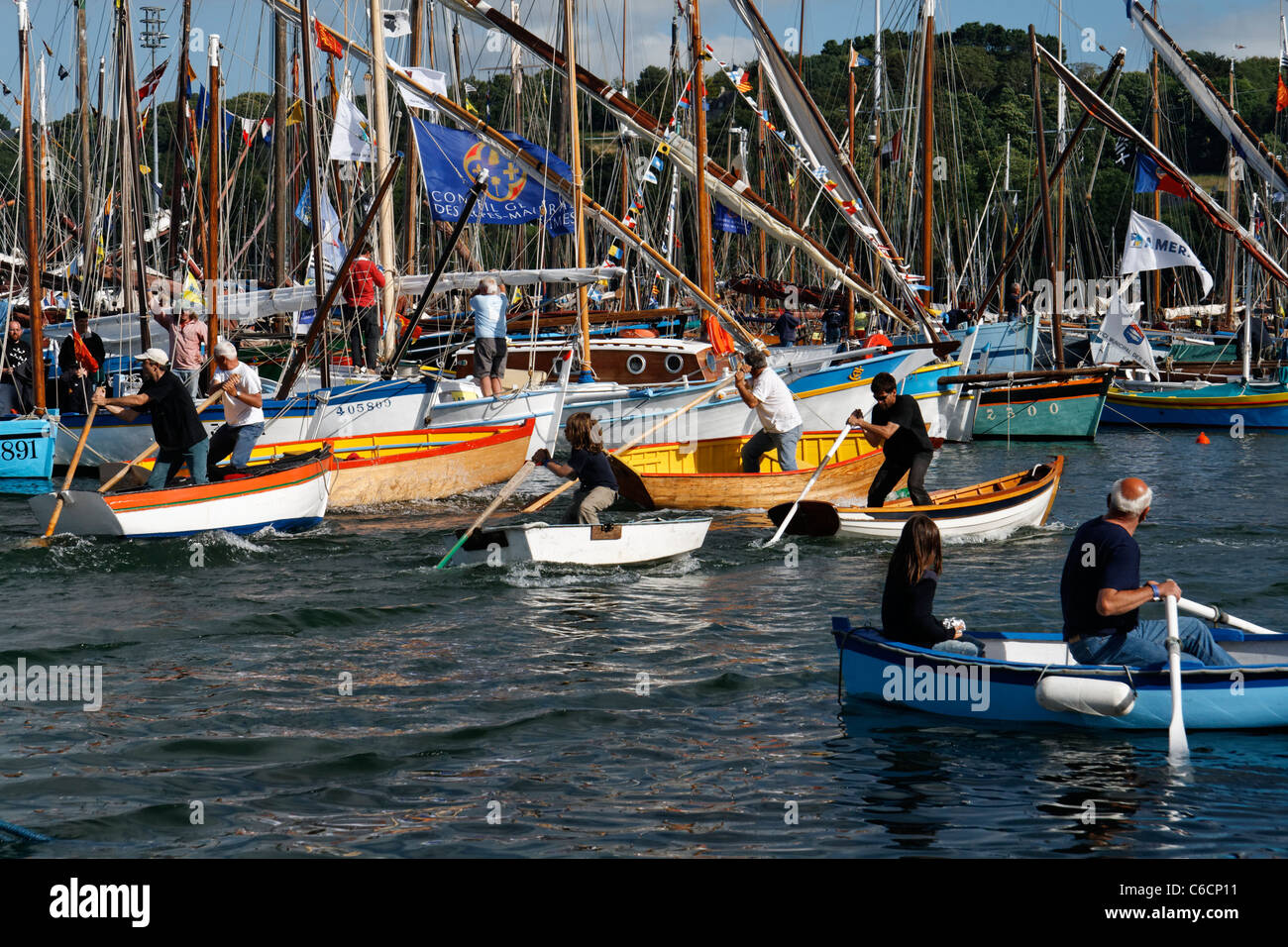 Maneuver with the scull, race, gathering of traditional wooden boats