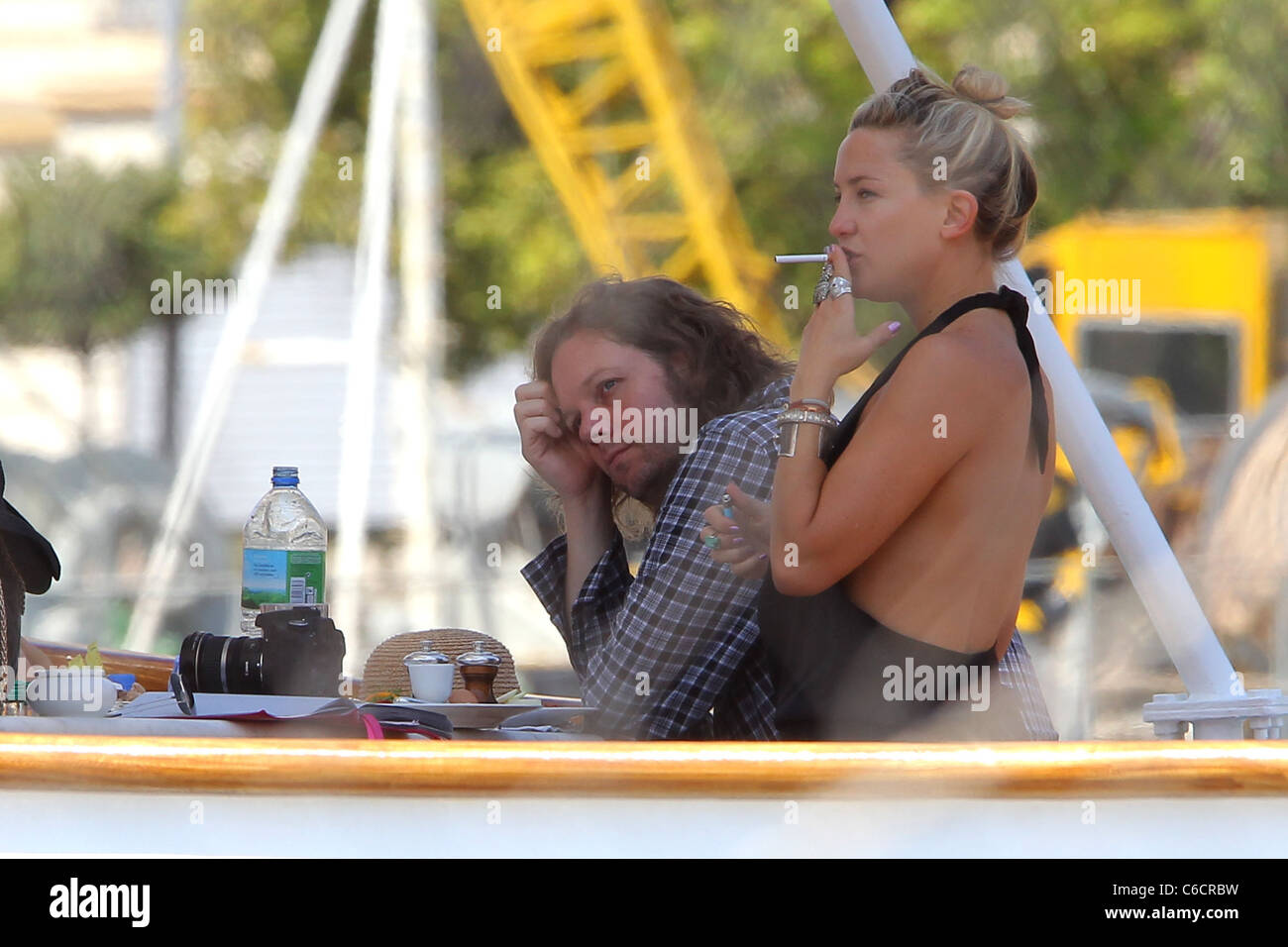 kate hudson smoking cigarettes Kate Hudson smokes a cigarette while spending an afternoon with friends on  the 'Christina O' boat Nice, France - 19.07.10 Stock Photo