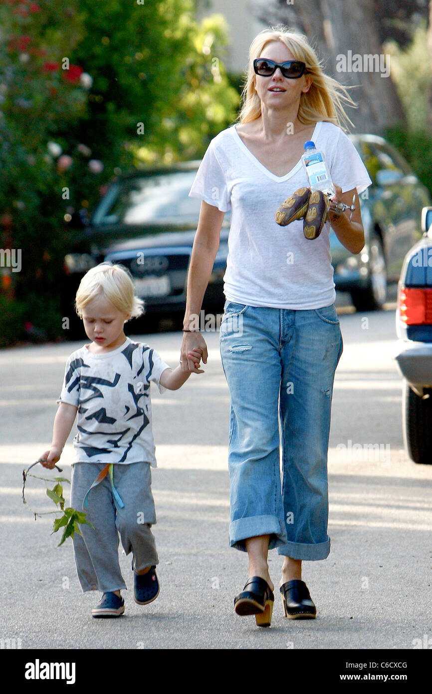 Naomi watts and alexander pete schreiber hires stock photography and