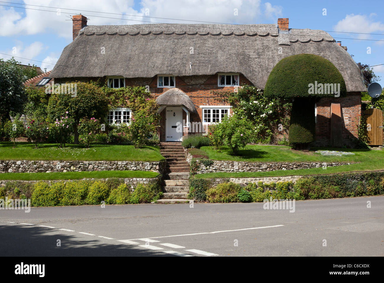 Thatched House Woodborough Stock Photo