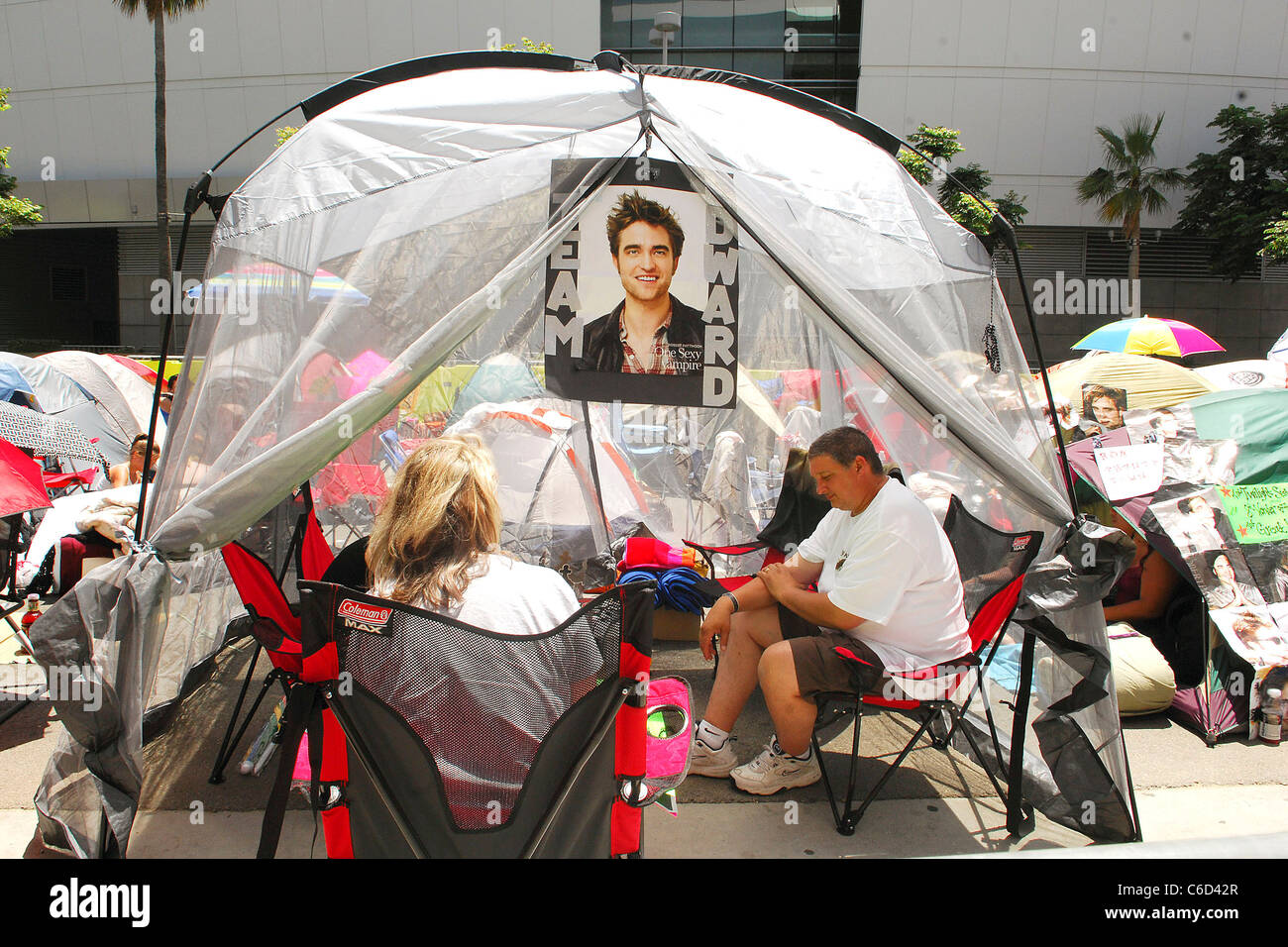 TWILIGHT FANS START CAMPING FOR LOS ANGELES PREMIERE Die-hard TWILIGHT fans have turned the Nokia Plaza L.A. Live in Los Stock Photo