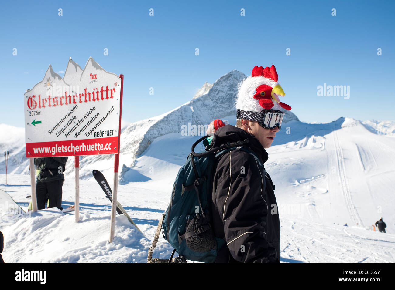 Skifahrer an der gefrorenen Wand, Gletscherhuette, Hintertuxer Gletscher, Skier at the Hintertuxer glacier Stock Photo