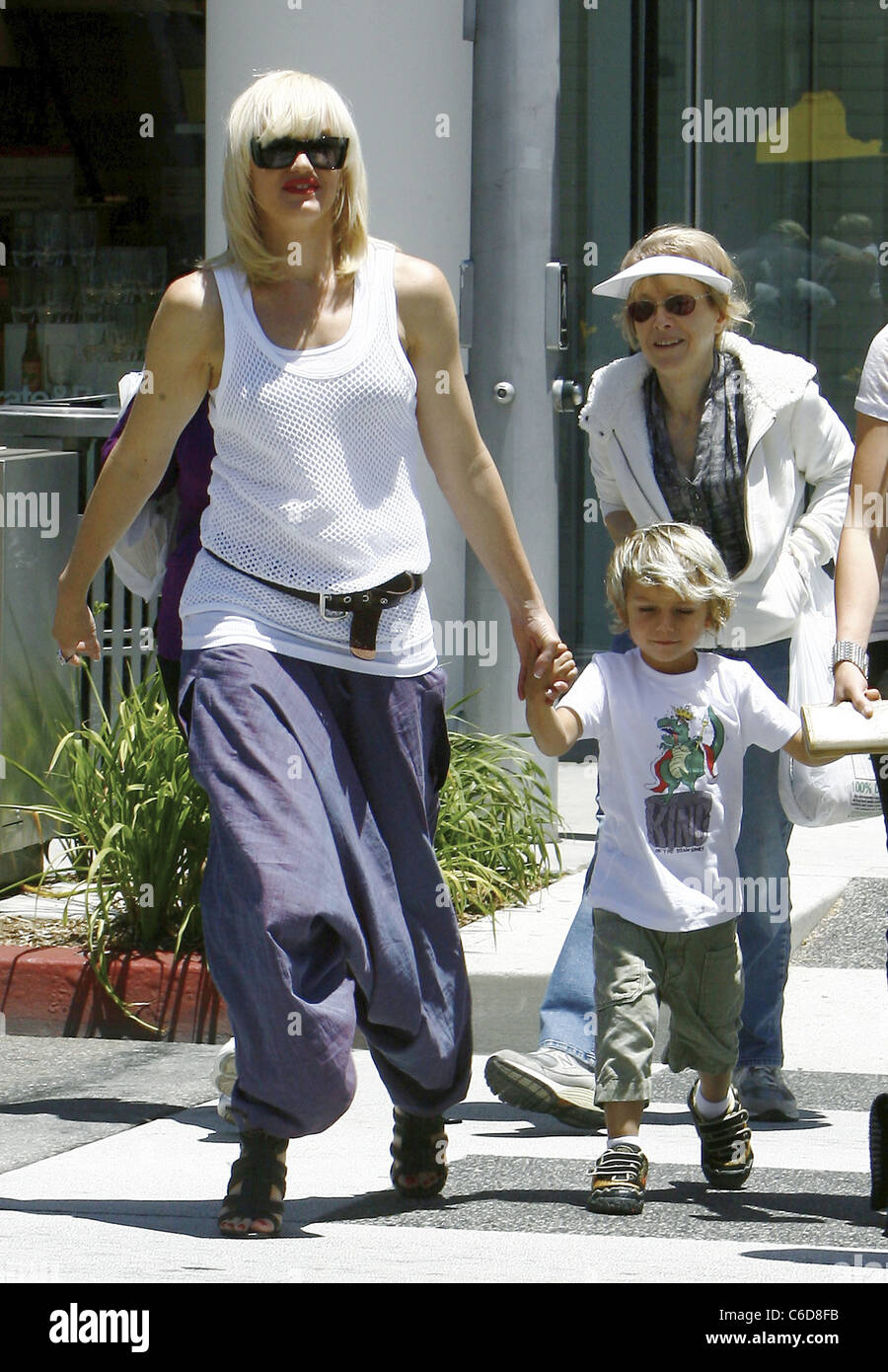 Gwen Stefani and rocker husband Gavin Rossdale get in to the Halloween  spirit by taking their adorable sons Kingston and Zuma, dressed as  vampires, out to a pumpkin patch in L.A. The, image size:900x1390