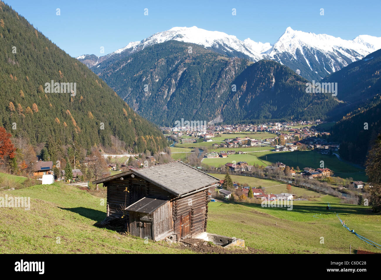Blick auf Mayrhofen, beliebter Ferienort und Marktgemeinde im Zillertal, Mayrhofen, famous and popular holiday area Stock Photo
