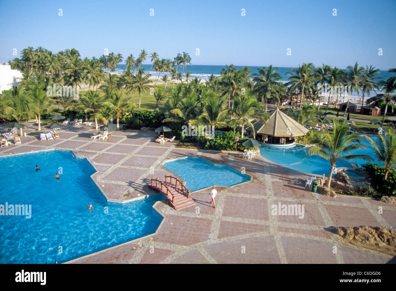 Pool, mit dahinterliegendem Garten und Strand, Crown Plaza Hotel, Salalah, Pool, Garden, beach, Crown Plaza Hotel, Salalah Stock Photo