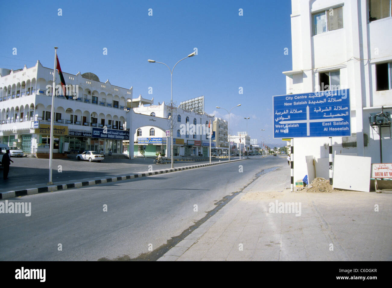 Strasse und Wegweiser in Salalah, Oman, Street in the town of Salalah, Sultanate of Oman Stock Photo