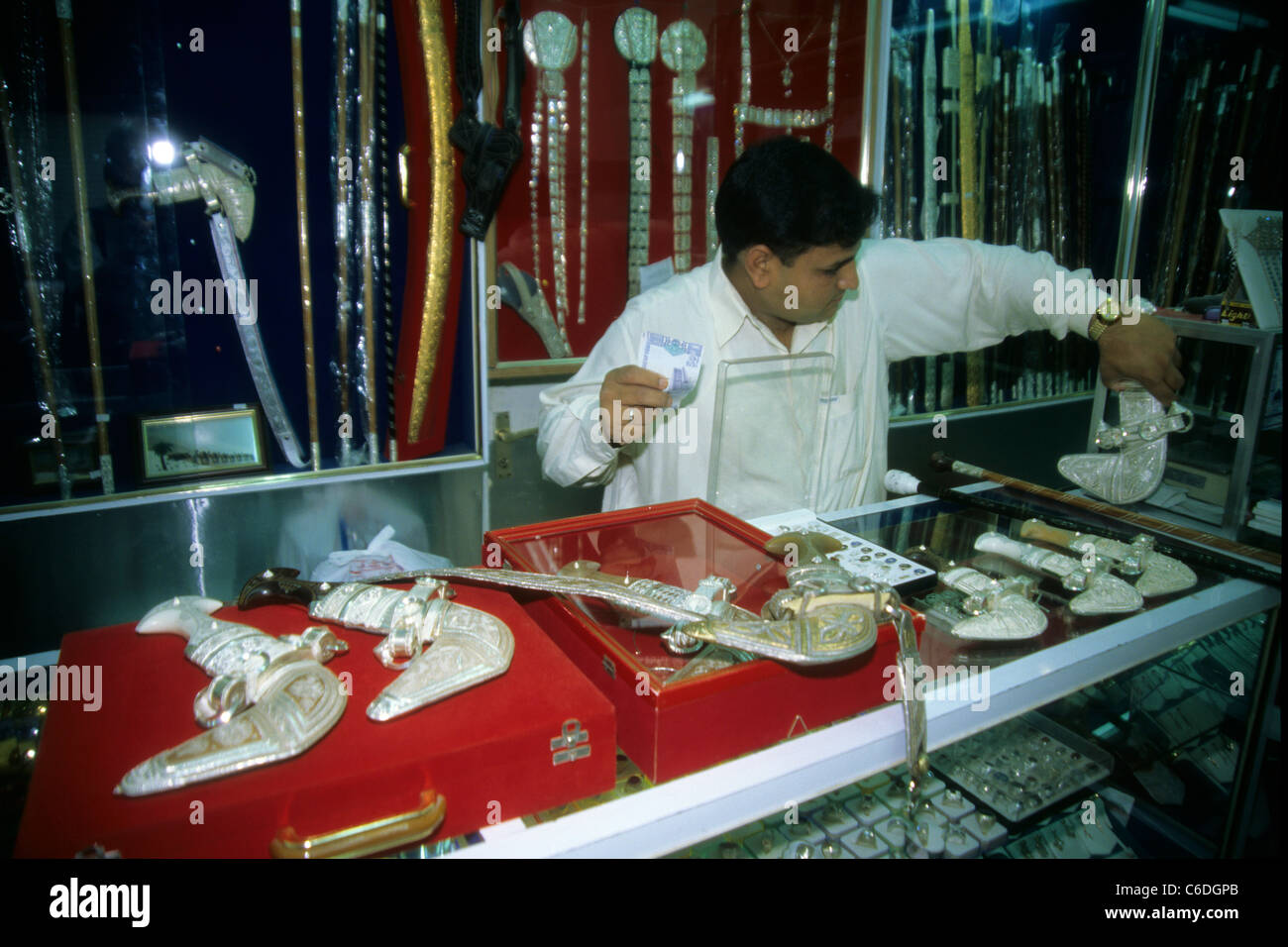 Laden mit Krummdolchen, der Kanjhar ist ein traditioneller Maennerschmuck, Salalah, Kanjhar, traditional curved dagger, shop Stock Photo