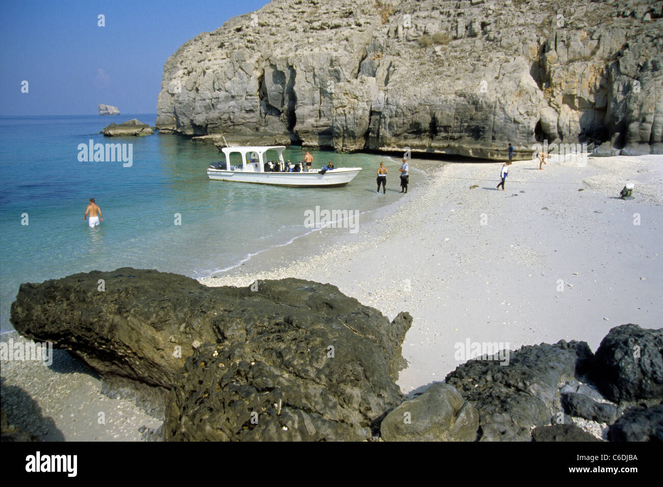 Taucher besuchen zwischen zwei Tauchgaengen eine schoene Sandbucht, Khasab,Scuba diver in a beautiful bay, Khasab Stock Photo