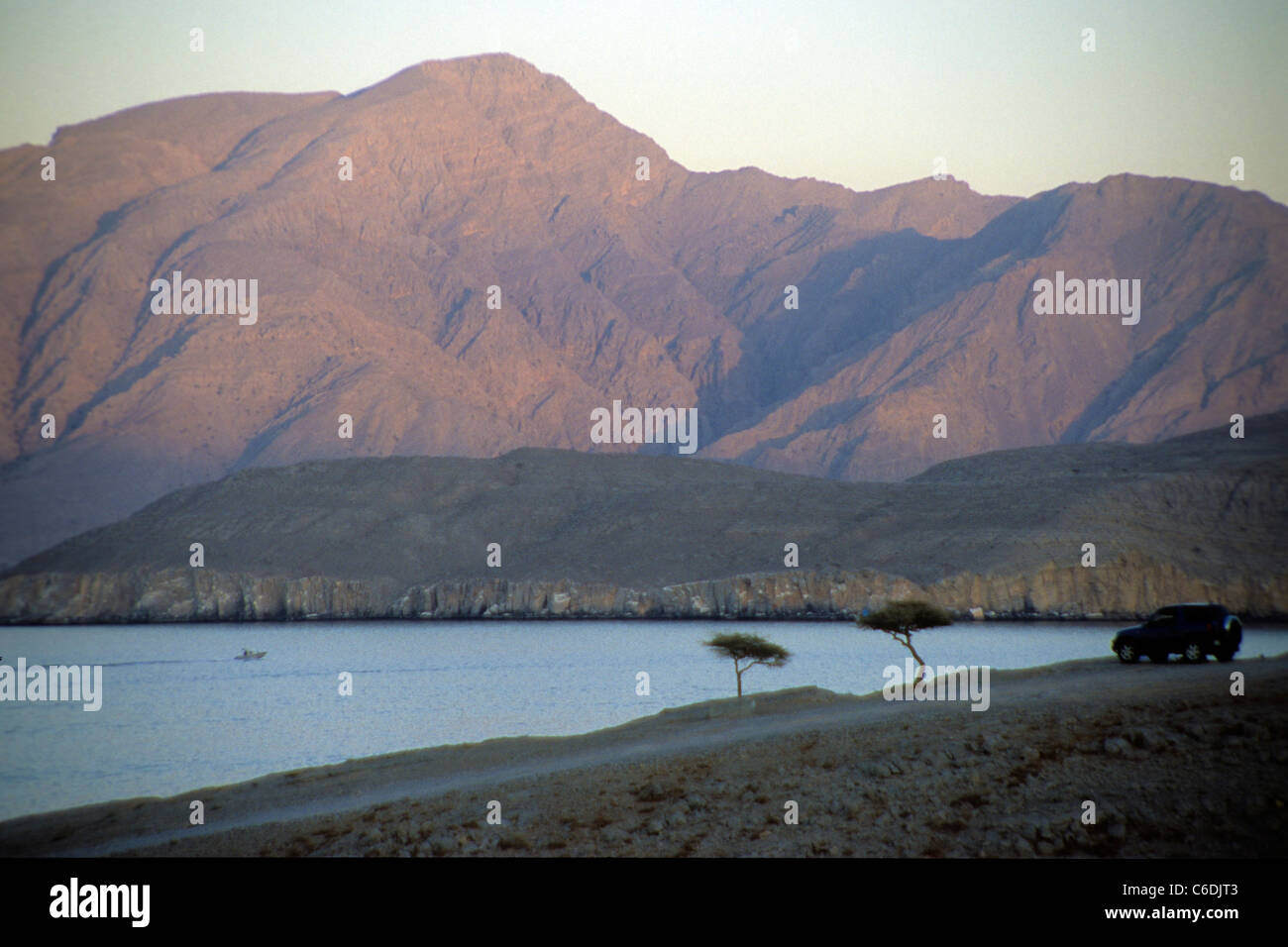 Blick auf Meer und Hajar-Gebirge, bei Khasab, View to the Hajar mountains and fjord, Khasab Stock Photo